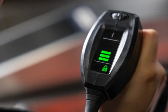 Emulsionizer PRO 1.0, máquina que tritura, filtra y emulsiona ingredientes en un solo proceso eficiente.