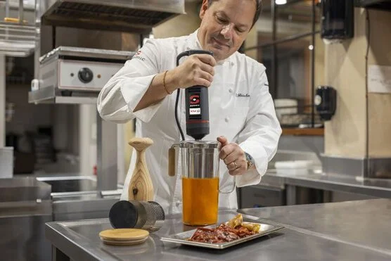 Emulsionizer PRO 1.0, máquina que tritura, filtra y emulsiona ingredientes en un solo proceso eficiente.